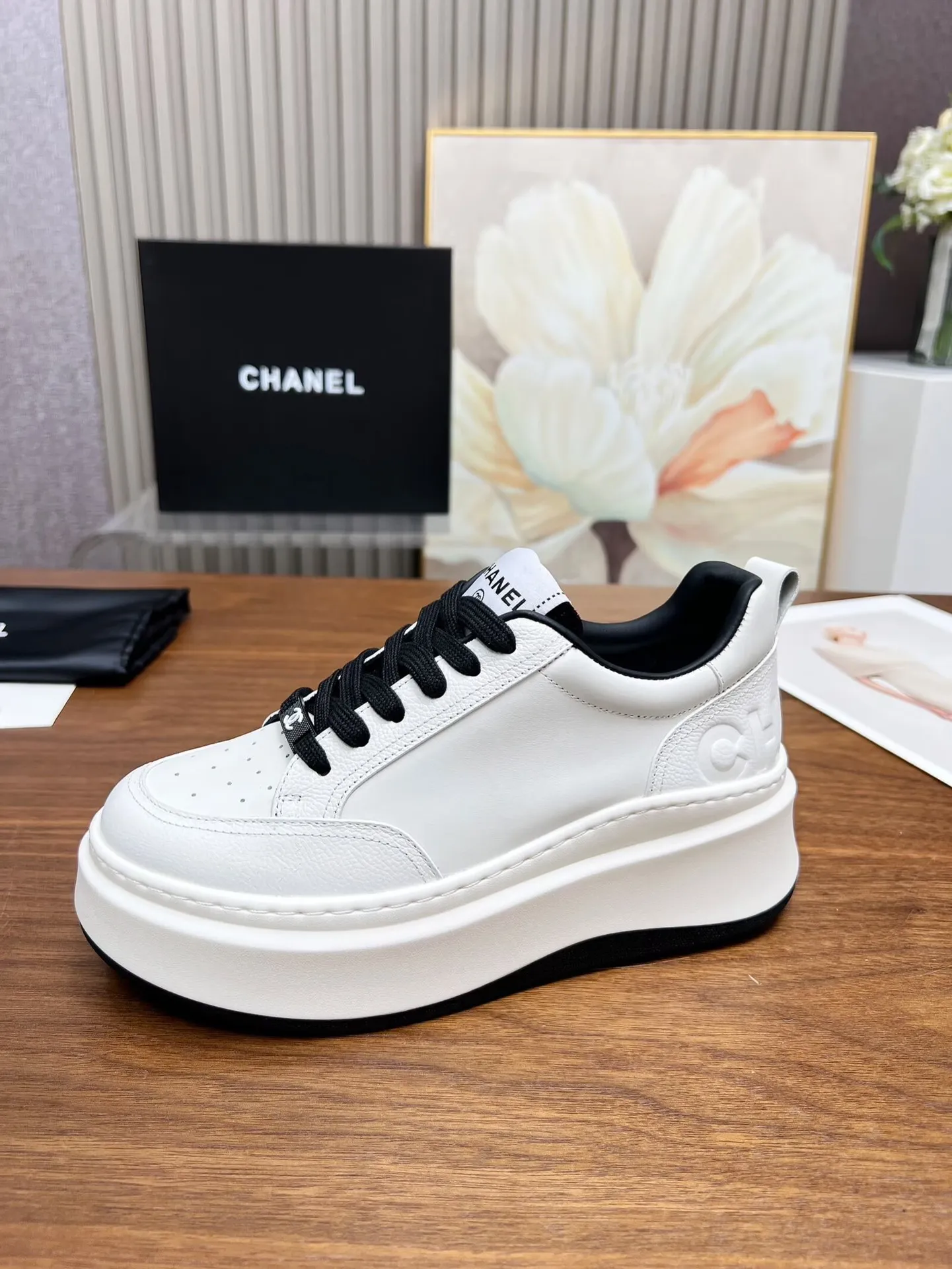 👟👟Ex-factory price 460👟👟 New Chanel panda color white shoes, currently super popular thick-soled shape, very versatile, long and slim legs, super comfortable on the feet, elongating the entire body proportion [strong] Fabric: imported first-layer cowhide🐂 Lining: sheepskin Foot pads: cowhide Code number: 34 to 41 (34 and 41 need to be customized) Packaging: with card, cloth bag Color: black, white, pink
